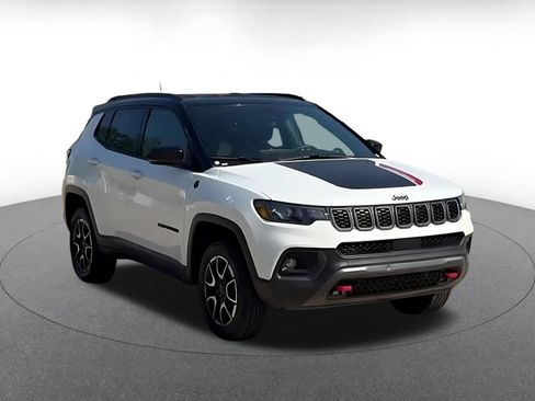 Used 2025 Jeep Compass Trailhawk AWD/4WD image 3