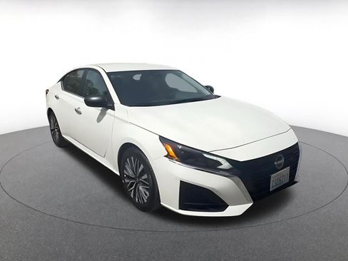 Used 2025 Nissan Altima 2.5 SV FWD image 3