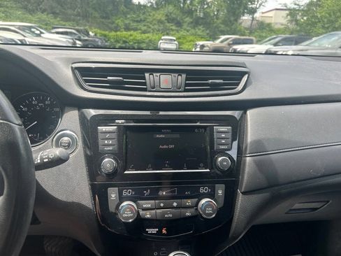 Used 2018 Nissan Rogue SV AWD/4WD image 18