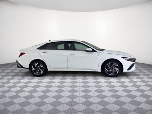 Used 2025 Hyundai Elantra SEL FWD image 8