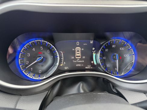 Used 2024 Chrysler Pacifica Touring-L image 8