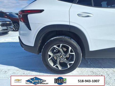 Used 2025 Chevrolet Trax LT w/ Driver Confidence Package image 9