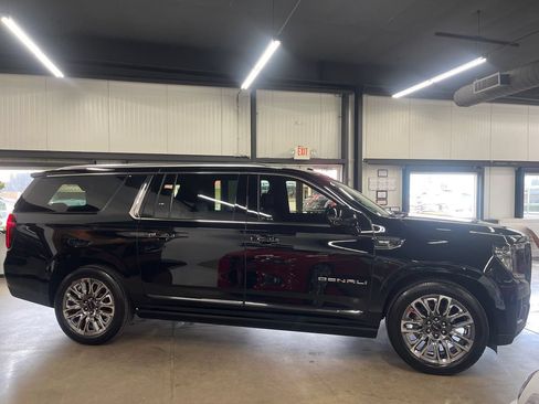 Used 2023 GMC Yukon XL Denali Ultimate AWD/4WD image 15