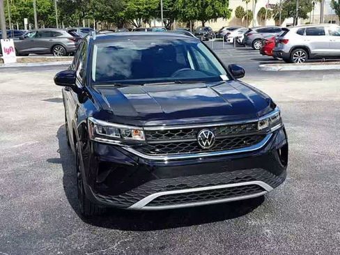 Certified 2024 Volkswagen Taos SE FWD image 3