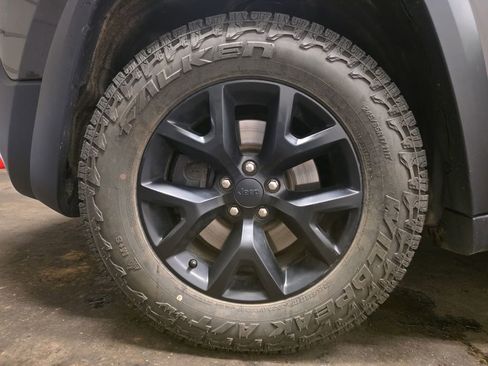 Used 2017 Jeep Cherokee Trailhawk AWD/4WD image 9