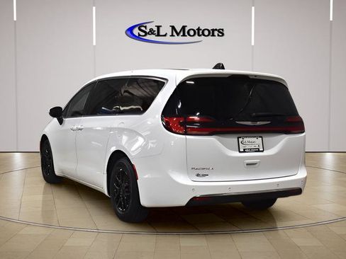Certified 2023 Chrysler Pacifica Touring-L FWD image 7