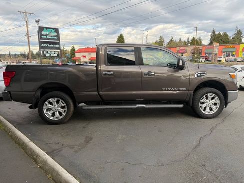 Used 2017 Nissan Titan SV AWD/4WD image 9