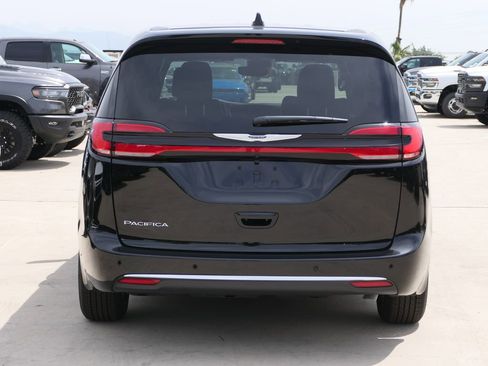 New 2026 Chrysler Pacifica Select image 5