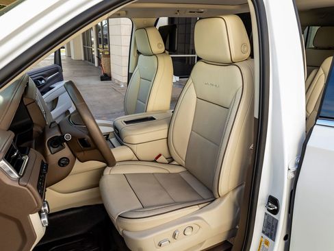 Used 2024 GMC Yukon XL Denali w/ Advanced Technology Package image 29