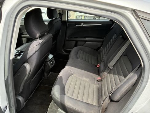 Used 2015 Ford Fusion SE image 4
