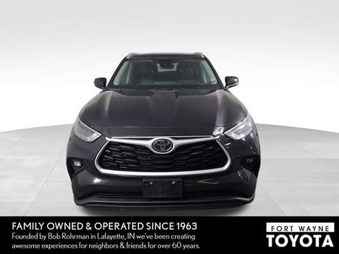 Used 2025 Toyota Highlander XLE image 3