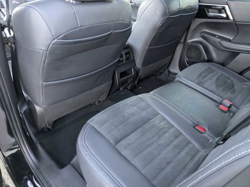 Used 2023 Mitsubishi Outlander SE image 17