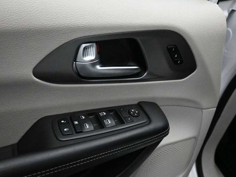 Used 2023 Chrysler Pacifica Touring-L FWD image 10
