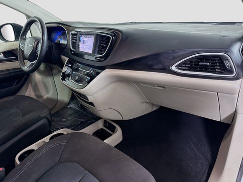 Used 2022 Chrysler Voyager LX FWD image 30
