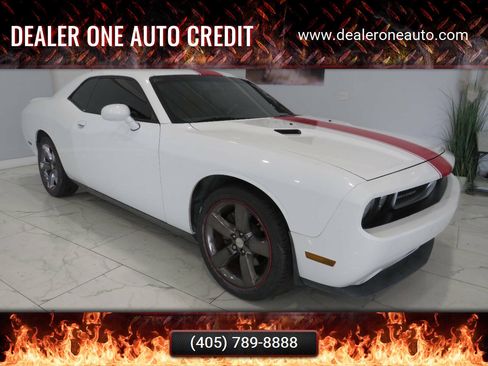 Used 2013 Dodge Challenger SXT RWD image 1