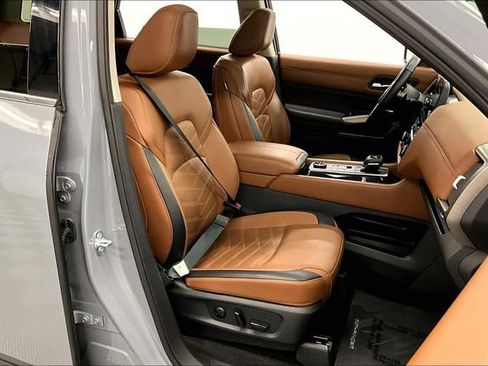 Used 2025 Nissan Pathfinder Platinum AWD/4WD image 8