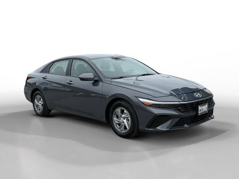 Certified 2024 Hyundai Elantra SE FWD image 7