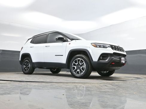 Used 2025 Jeep Compass Trailhawk w/ Trailer Tow Group AWD/4WD image 33