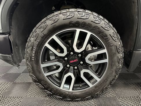 Used 2025 GMC Sierra 1500 AT4 w/ AT4 Premium Package AWD/4WD image 36