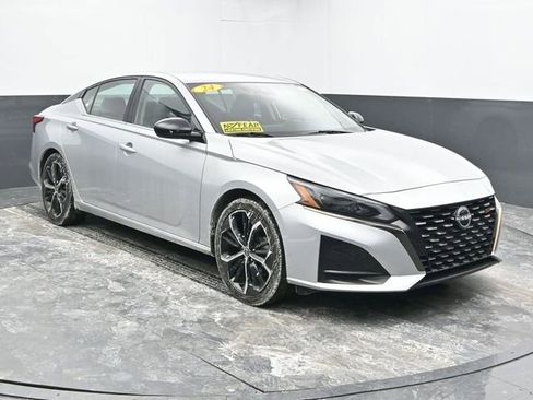 Used 2024 Nissan Altima 2.5 SR image 2