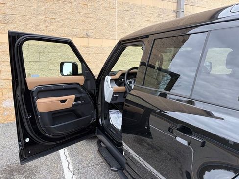 Certified 2025 Land Rover Defender 110 X-Dynamic SE image 10