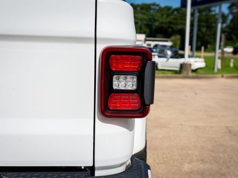 Used 2022 Jeep Gladiator Overland AWD/4WD image 17