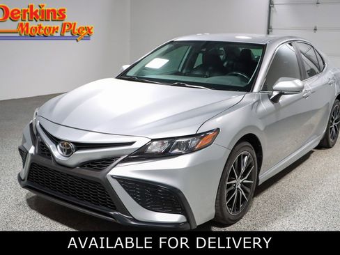 Used 2022 Toyota Camry SE FWD image 1