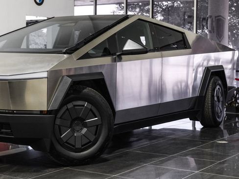 Used 2025 Tesla Cybertruck AWD Crew Cab image 10