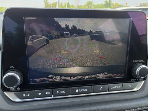 Used 2024 Nissan Rogue S AWD/4WD image 15