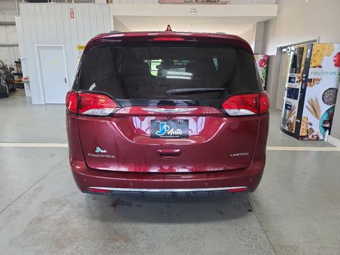 Used 2017 Chrysler Pacifica Limited image 6