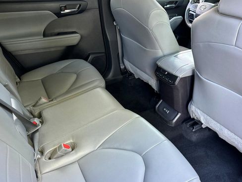 Used 2022 Toyota Highlander XLE FWD image 30