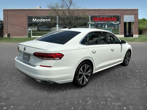 Used 2021 Volkswagen Passat 2.0T SE FWD image 4