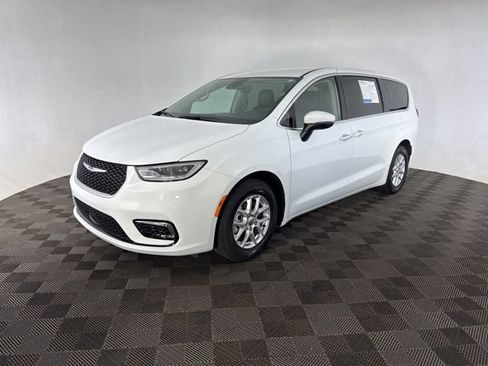 Used 2023 Chrysler Pacifica Touring-L FWD image 4