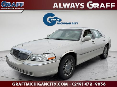 Used 2007 Lincoln Town Car Signature Limited RWD image 1