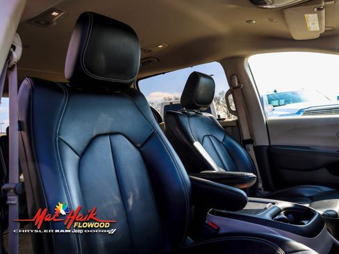 Used 2023 Chrysler Pacifica Touring-L image 9