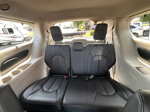 Used 2019 Chrysler Pacifica Touring-L FWD image 18
