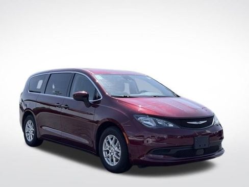 Used 2023 Chrysler Voyager LX FWD image 4