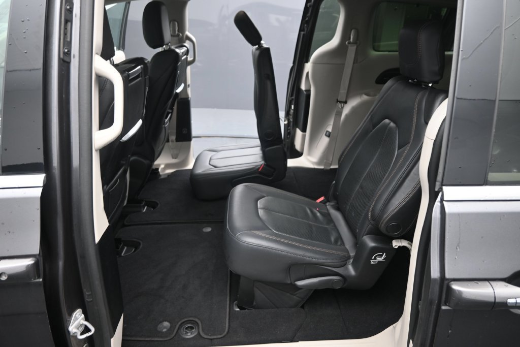 Used 2017 Chrysler Pacifica Touring-L Plus FWD image 17
