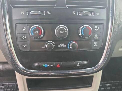 Used 2019 Dodge Grand Caravan SXT FWD image 19