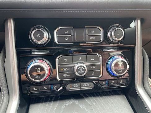 Used 2024 GMC Yukon Denali w/ Advanced Technology Package AWD/4WD image 8