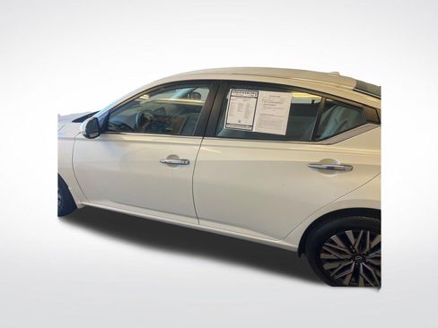 Used 2023 Nissan Altima 2.5 SV AWD/4WD image 2
