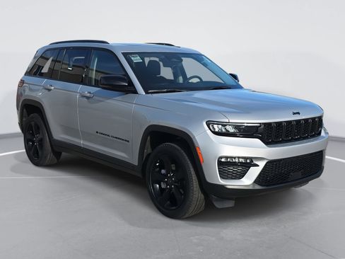 Used 2023 Jeep Grand Cherokee Limited w/ Black Appearance Package image 3