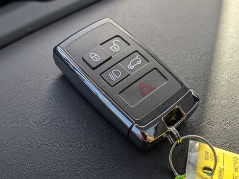 Used 2025 Land Rover Defender 110 S image 34