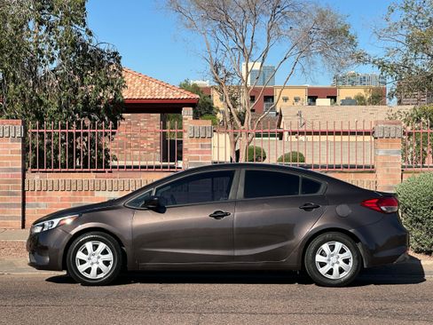 Used 2017 Kia Forte LX image 3