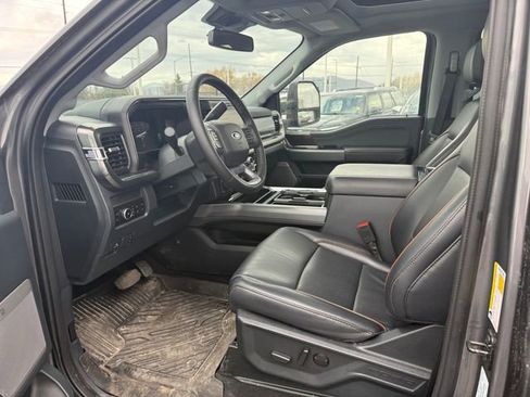Used 2025 Ford F250 Lariat w/ Black Appearance Package image 4