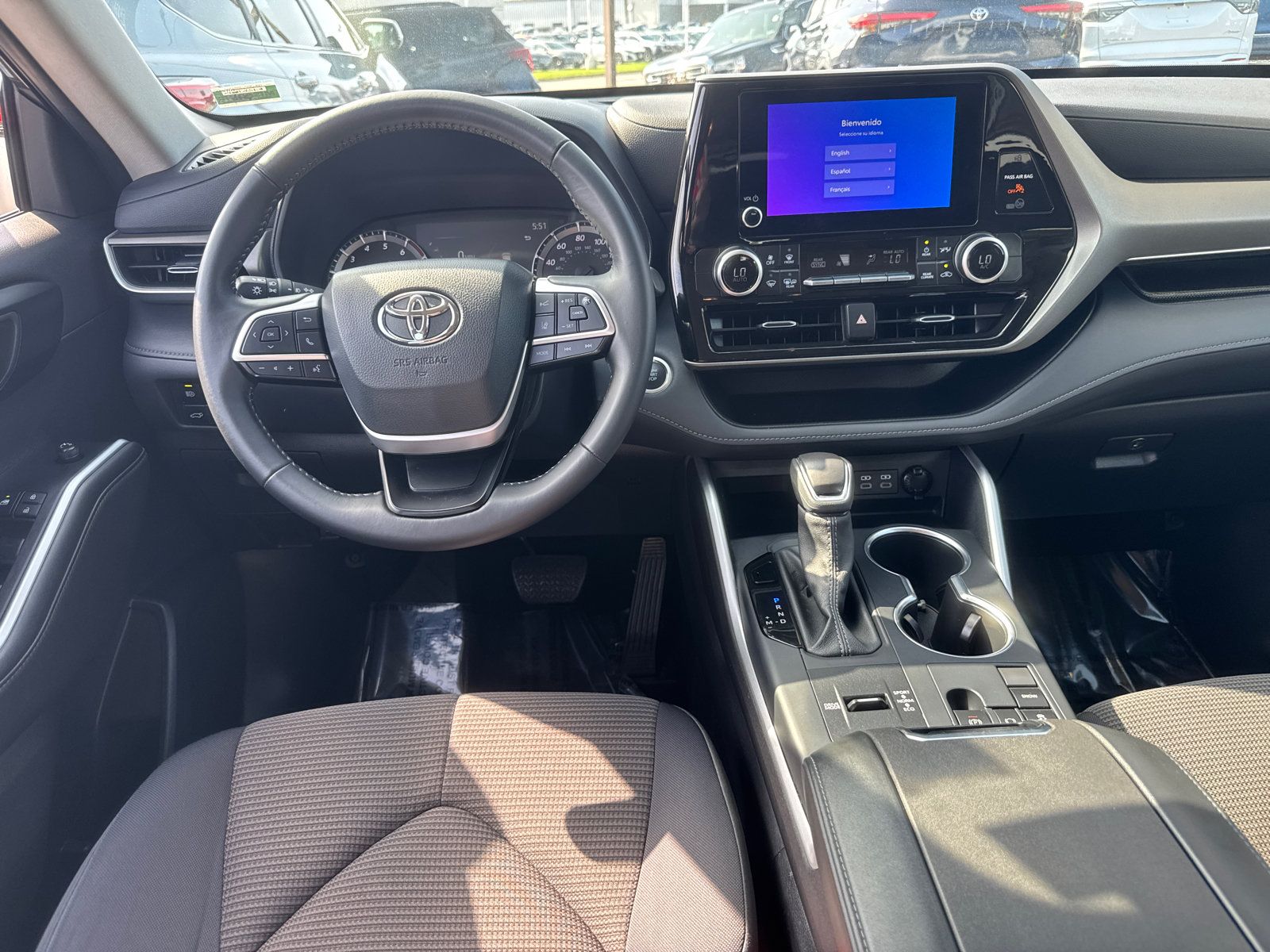 Used 2025 Toyota Highlander LE FWD image 9