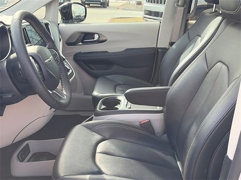 Used 2024 Chrysler Pacifica Touring-L image 17
