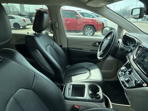 Used 2024 Chrysler Pacifica Touring-L image 11