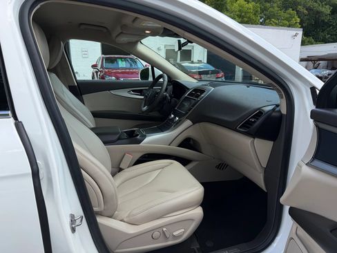 Used 2020 Lincoln Nautilus FWD image 11