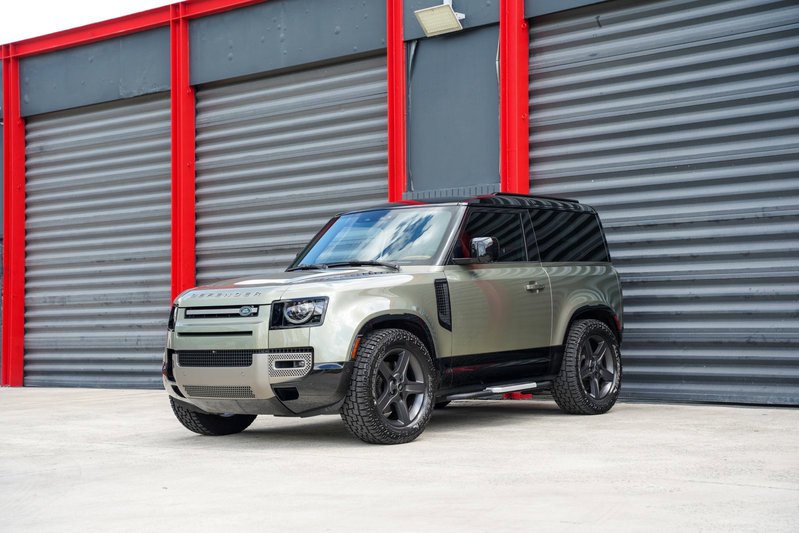 Used 2024 Land Rover Defender 90 X-Dynamic SE AWD/4WD image 1